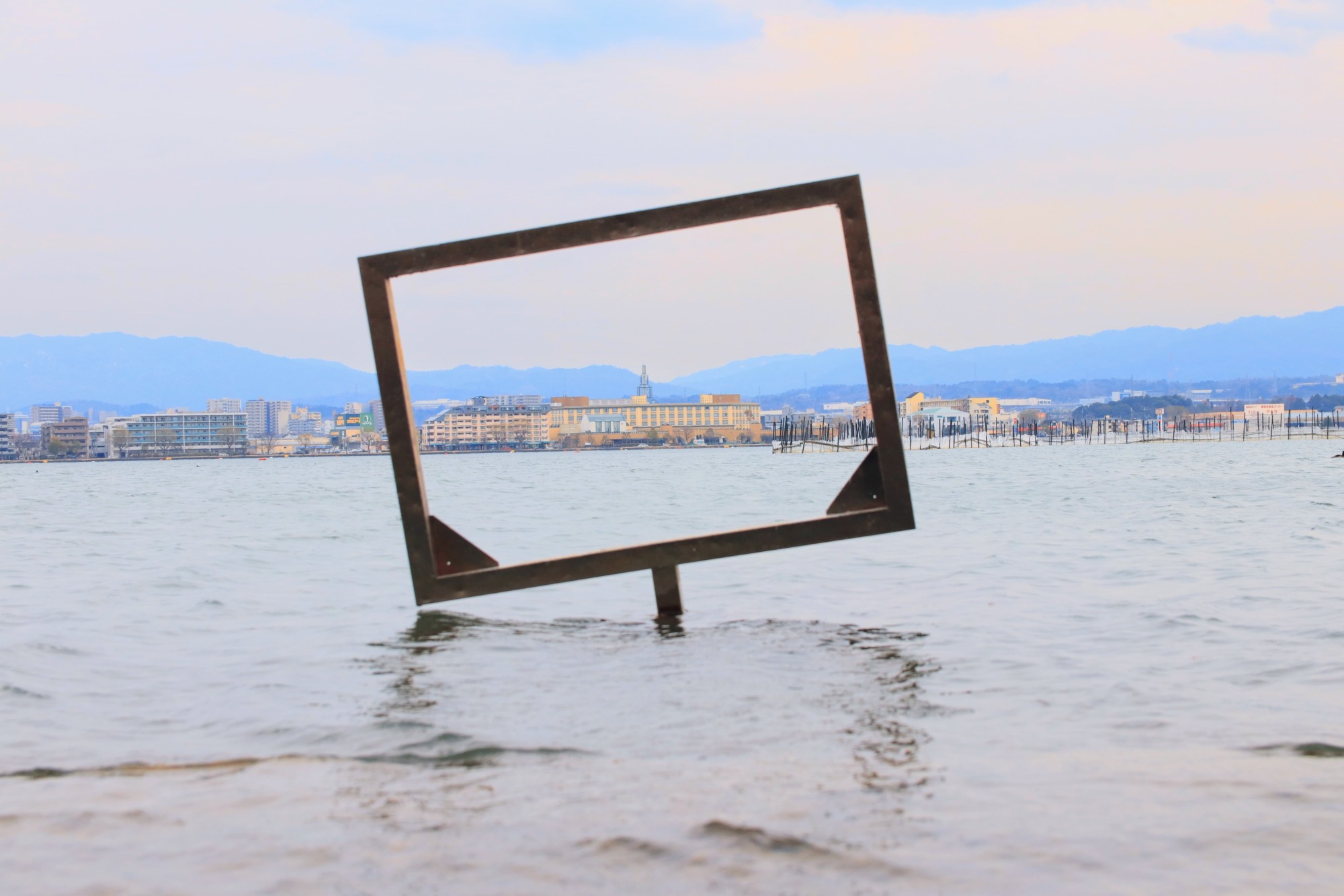 額縁越しに見る世界 琵琶湖に浮かぶ謎のフレームの正体とは 大津市 額縁越しに見る世界 琵琶湖に浮かぶ謎のフレームの正体とは 大津市