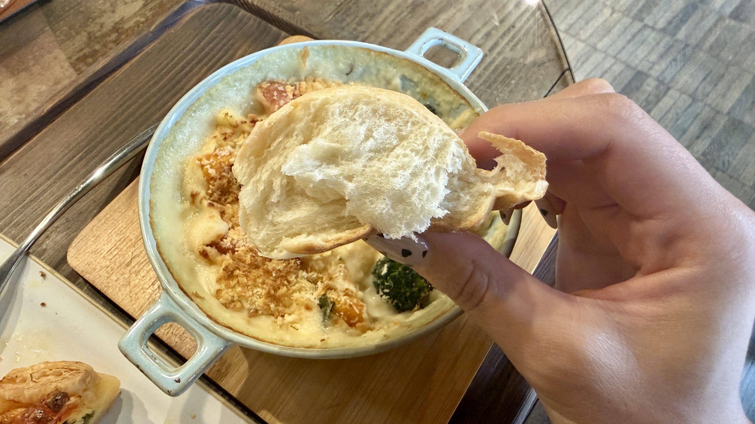 グラタンランチセットのパンの断面