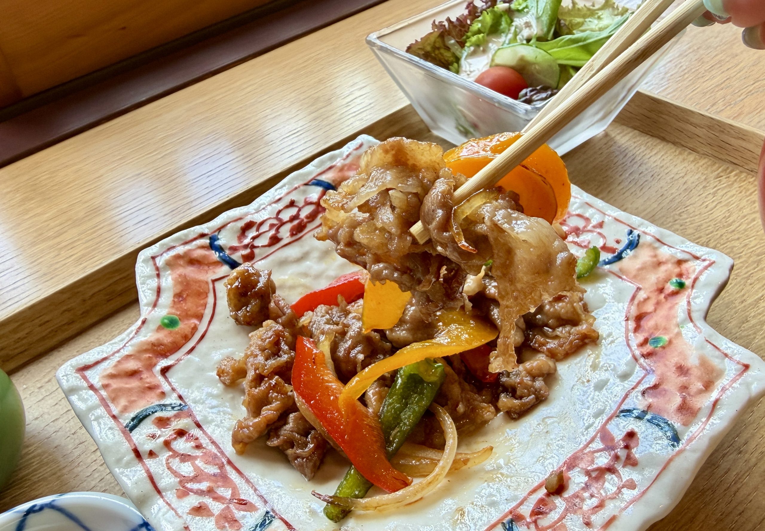 蔵尾ポークのうなたれ炒め定食お肉アップの写真