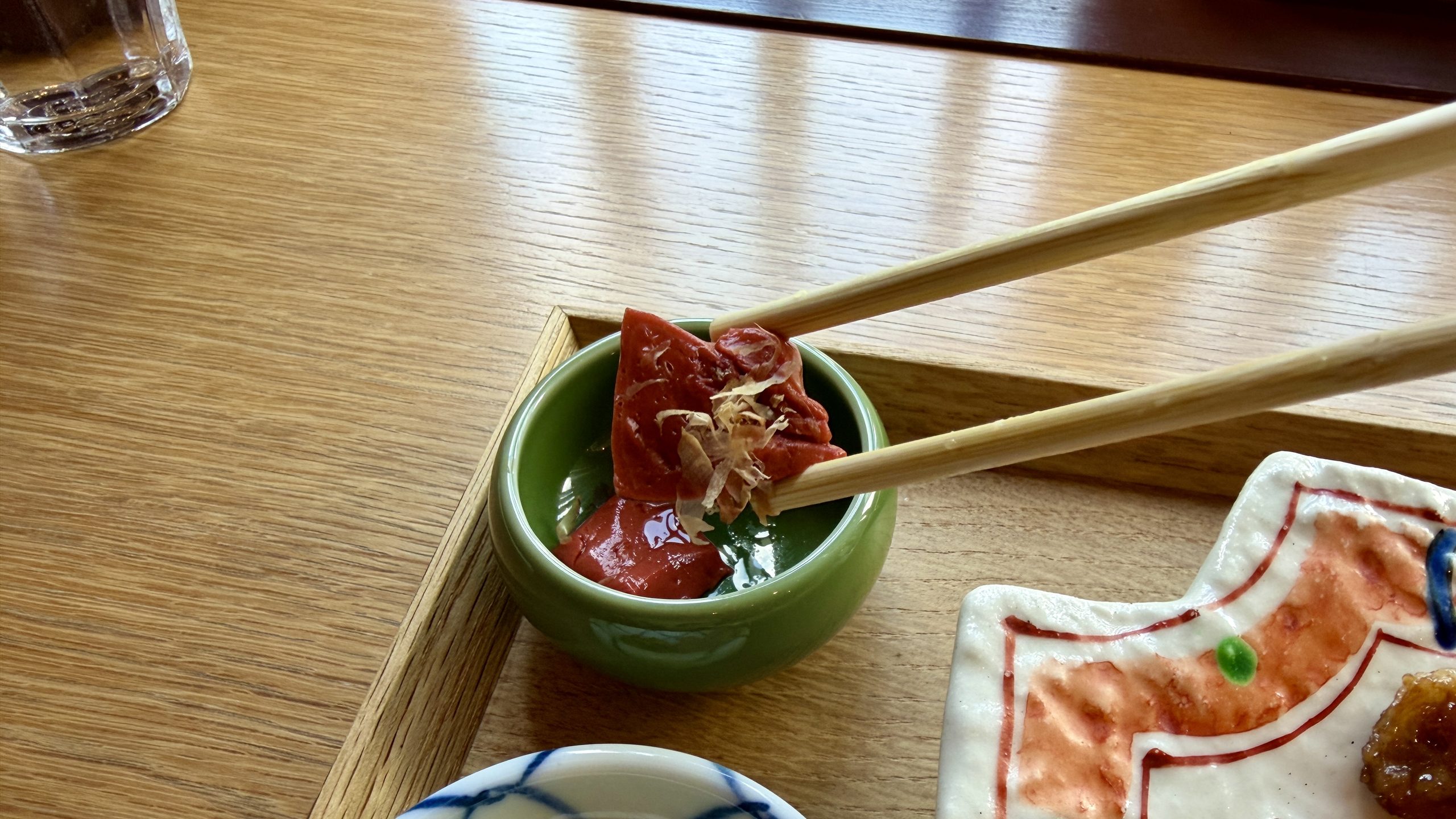 ランチに付いている赤こんにゃく写真
